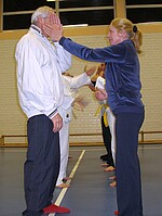Logo Gesundheitssport mit Elementen aus dem Karate für Neueinsteiger von etwa 40 - 80 Jahre