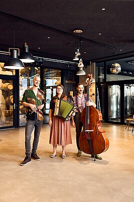 Banner Tschejefem: Volksmusik, Schlager und Jazz
